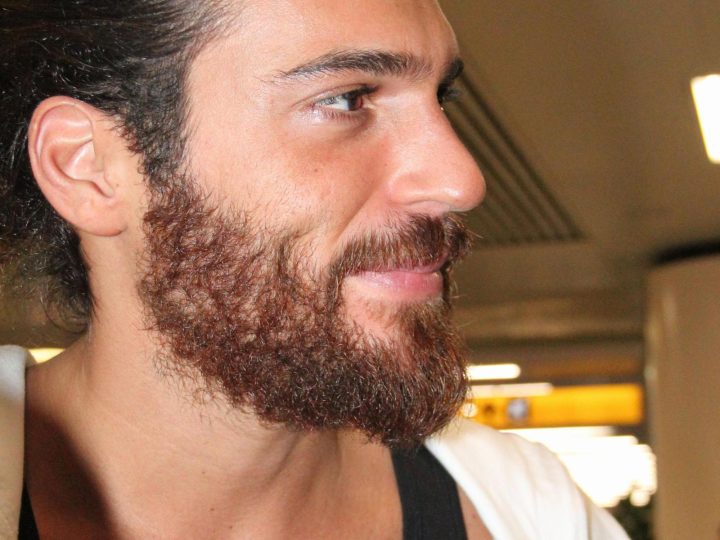 La verità svelata: Can Yaman si difende contro un fan invadente!