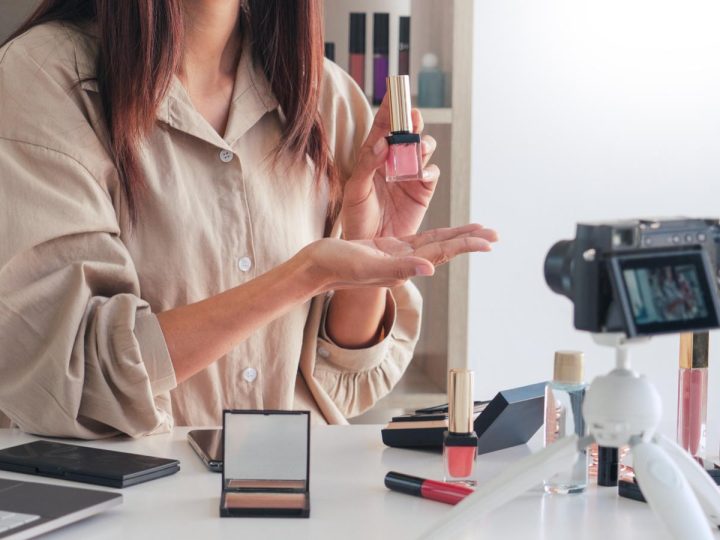Fine libertà sui social? AGCOM impone nuove regole rigide per influencer!