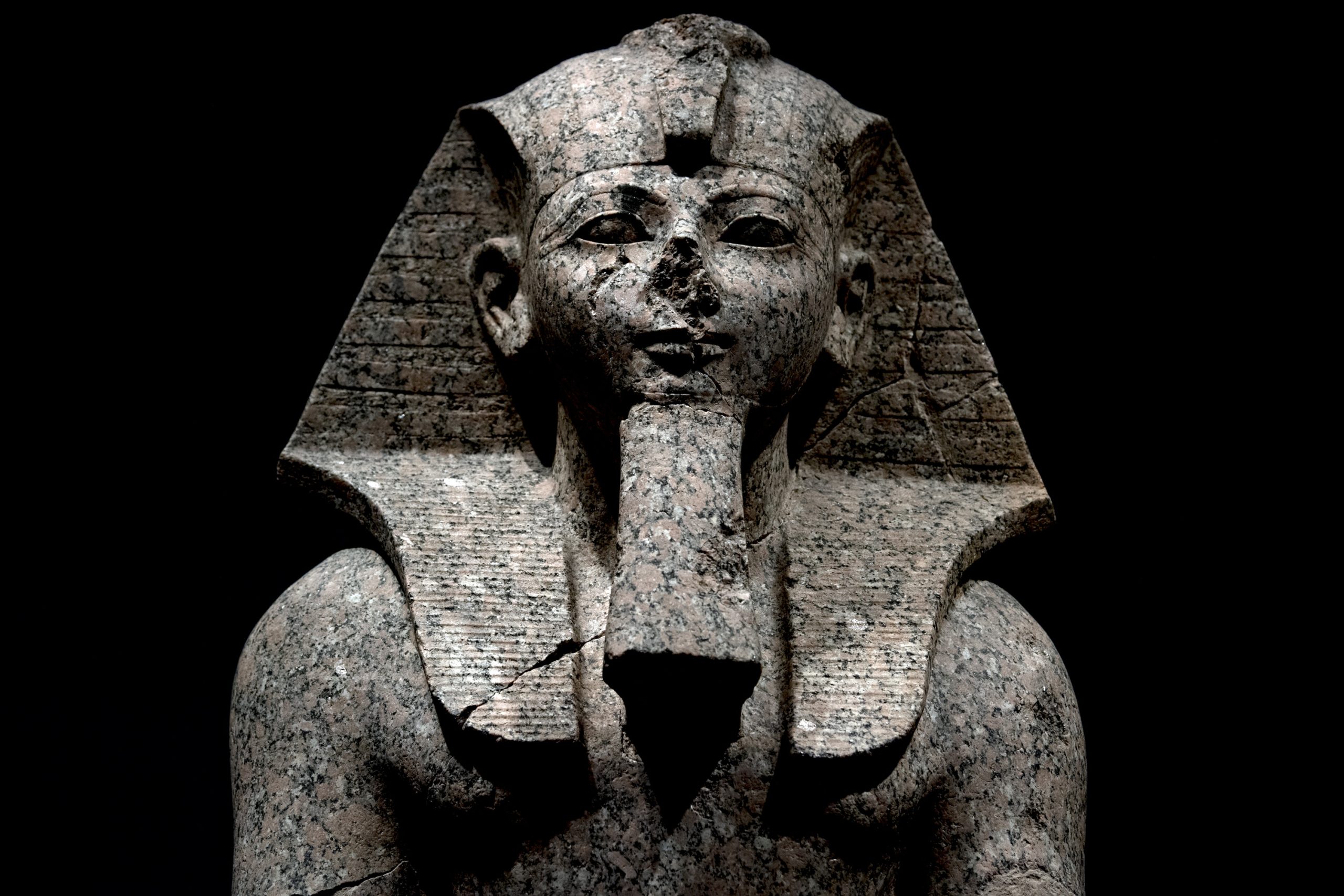 Dopo decenni di ricerche: la parte mancante della statua di Ramses II scoperta!